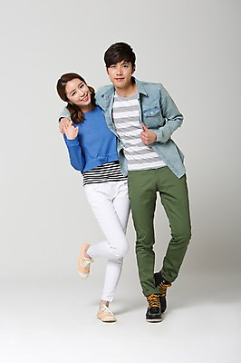 포토 JPG 스튜디오촬영 전신 학생 커플 여자 남자 대학생 어깨동무 실내 서기 웃음 사람 동양인 20대 성인 두명 앞모습 캐주얼 스쿨라이프 캠퍼스라이프 다정 한국인 신학기 신입생 캠퍼스커플 청년만 성인만 국내포토 라이프스타일 옷 뷰포인트 포즈 컨셉 학교 관계 모션 표정 인종 청년 내부 파일형식