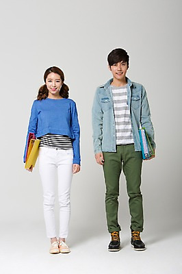 포토 JPG 스튜디오촬영 전신 학생 커플 여자 교육 남자 대학생 실내 서기 웃음 들기 사람 동양인 20대 성인 두명 앞모습 캐주얼 스쿨라이프 캠퍼스라이프 한국인 신학기 파일 신입생 과제 청년만 성인만 조별과제 국내포토 라이프스타일 옷 뷰포인트 학교 관계 모션 표정 인종 청년 내부 파일형식