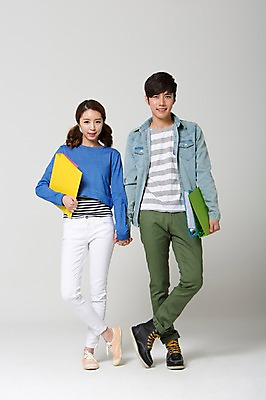 포토 JPG 스튜디오촬영 전신 학생 커플 여자 교육 남자 대학생 실내 서기 웃음 들기 사람 동양인 20대 성인 두명 앞모습 캐주얼 스쿨라이프 손잡기 캠퍼스라이프 한국인 신학기 파일 신입생 과제 청년만 성인만 조별과제 국내포토 라이프스타일 옷 뷰포인트 학교 관계 모션 표정 인종 청년 내부 파일형식