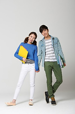포토 JPG 스튜디오촬영 전신 학생 커플 여자 교육 남자 대학생 실내 서기 웃음 들기 사람 동양인 20대 성인 두명 앞모습 캐주얼 스쿨라이프 손잡기 캠퍼스라이프 한국인 신학기 파일 신입생 과제 청년만 성인만 조별과제 국내포토 라이프스타일 옷 뷰포인트 학교 관계 모션 표정 인종 청년 내부 파일형식