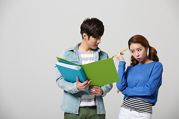 포토 JPG 스튜디오촬영 학생 커플 응시 여자 교육 남자 대학생 실내 들기 사람 동양인 상반신 20대 성인 두명 앞모습 캐주얼 연필 스쿨라이프 캠퍼스라이프 한국인 신학기 파일 신입생 과제 청년만 성인만 조별과제 국내포토 라이프스타일 시선 옷 뷰포인트 학교 관계 모션 학용품 인종 청년 내부 필기구 파일형식