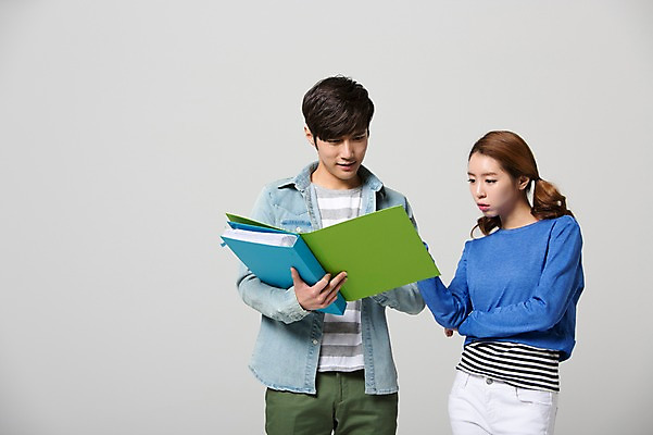 포토 JPG 스튜디오촬영 학생 커플 응시 여자 교육 남자 대학생 실내 웃음 들기 사람 동양인 상반신 20대 성인 두명 앞모습 캐주얼 스쿨라이프 캠퍼스라이프 한국인 신학기 파일 신입생 과제 청년만 성인만 조별과제 국내포토 라이프스타일 시선 옷 뷰포인트 학교 관계 모션 표정 인종 청년 내부 파일형식