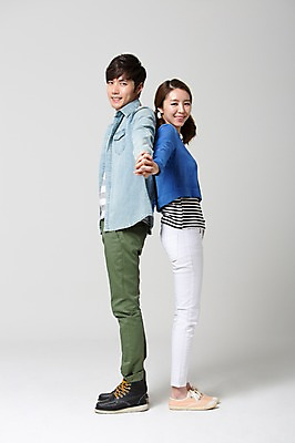 포토 JPG 스튜디오촬영 전신 학생 커플 여자 남자 대학생 실내 서기 웃음 사람 동양인 20대 성인 두명 옆모습 캐주얼 스쿨라이프 손잡기 캠퍼스라이프 한국인 등맞대기 신학기 신입생 청년만 성인만 국내포토 라이프스타일 옷 뷰포인트 학교 관계 모션 표정 인종 청년 내부 파일형식