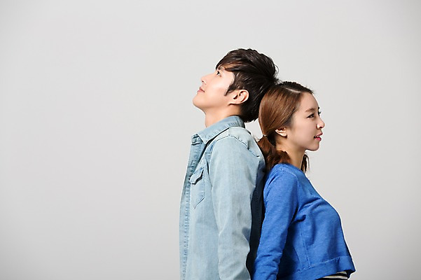 포토 JPG 스튜디오촬영 학생 커플 여자 남자 대학생 실내 사람 동양인 상반신 20대 성인 두명 옆모습 캐주얼 스쿨라이프 캠퍼스라이프 한국인 등맞대기 신학기 신입생 청년만 성인만 국내포토 라이프스타일 옷 뷰포인트 학교 관계 모션 인종 청년 내부 파일형식