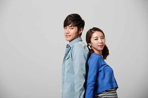 포토 JPG 스튜디오촬영 학생 커플 여자 남자 대학생 실내 웃음 사람 동양인 상반신 20대 성인 두명 옆모습 캐주얼 스쿨라이프 캠퍼스라이프 한국인 등맞대기 신학기 신입생 청년만 성인만 국내포토 라이프스타일 옷 뷰포인트 학교 관계 모션 표정 인종 청년 내부 파일형식