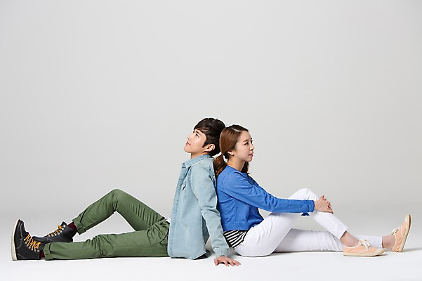 포토 JPG 스튜디오촬영 전신 학생 커플 여자 남자 대학생 실내 사람 앉기 동양인 20대 성인 두명 옆모습 캐주얼 스쿨라이프 캠퍼스라이프 한국인 등맞대기 신학기 신입생 청년만 성인만 국내포토 라이프스타일 옷 뷰포인트 학교 관계 모션 인종 청년 내부 파일형식