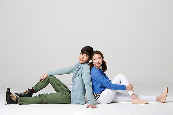 포토 JPG 스튜디오촬영 전신 학생 커플 여자 남자 대학생 실내 웃음 사람 앉기 동양인 20대 성인 두명 옆모습 캐주얼 스쿨라이프 캠퍼스라이프 한국인 등맞대기 신학기 신입생 청년만 성인만 국내포토 라이프스타일 옷 뷰포인트 학교 관계 모션 표정 인종 청년 내부 파일형식