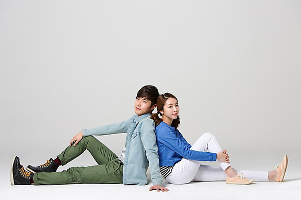 포토 JPG 스튜디오촬영 전신 학생 커플 여자 남자 대학생 실내 사람 앉기 동양인 20대 성인 두명 옆모습 캐주얼 스쿨라이프 캠퍼스라이프 한국인 등맞대기 신학기 신입생 청년만 성인만 국내포토 라이프스타일 옷 뷰포인트 학교 관계 모션 인종 청년 내부 파일형식