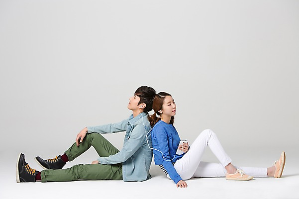포토 JPG 스튜디오촬영 전신 학생 커플 여자 남자 음악 대학생 이어폰 실내 사람 앉기 동양인 20대 성인 두명 옆모습 캐주얼 스마트폰 스쿨라이프 눈감음 캠퍼스라이프 음악감상 감상 듣기 한국인 등맞대기 신학기 신입생 청년만 성인만 국내포토 라이프스타일 옷 뷰포인트 음향기기 학교 관계 모션 문화예술 인종 청년 내부 핸드폰 스마트기기 파일형식