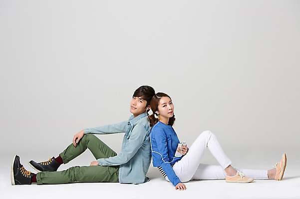 포토 JPG 스튜디오촬영 전신 학생 커플 여자 남자 음악 대학생 이어폰 실내 웃음 사람 앉기 동양인 20대 성인 두명 옆모습 캐주얼 스마트폰 스쿨라이프 캠퍼스라이프 음악감상 감상 듣기 한국인 등맞대기 신학기 신입생 청년만 성인만 국내포토 라이프스타일 옷 뷰포인트 음향기기 학교 관계 모션 문화예술 표정 인종 청년 내부 핸드폰 스마트기기 파일형식