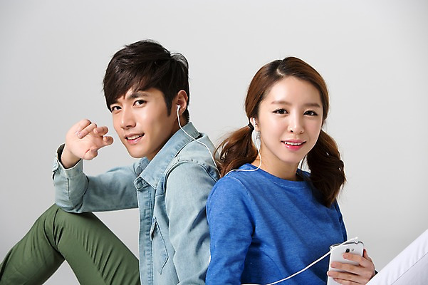 포토 JPG 스튜디오촬영 학생 커플 여자 남자 음악 대학생 이어폰 실내 웃음 사람 앉기 동양인 상반신 20대 성인 두명 옆모습 캐주얼 스마트폰 스쿨라이프 캠퍼스라이프 음악감상 감상 듣기 한국인 등맞대기 신학기 신입생 청년만 성인만 국내포토 라이프스타일 옷 뷰포인트 음향기기 학교 관계 모션 문화예술 표정 인종 청년 내부 핸드폰 스마트기기 파일형식