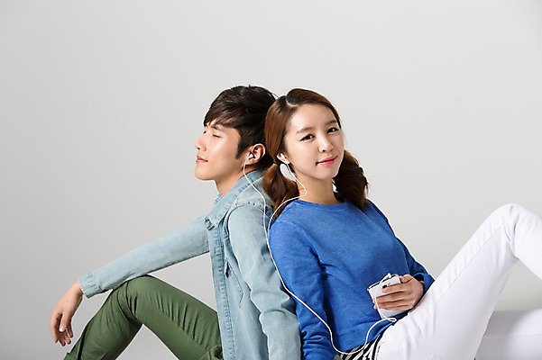 포토 JPG 스튜디오촬영 학생 커플 여자 남자 음악 대학생 이어폰 실내 사람 앉기 동양인 상반신 20대 성인 두명 옆모습 캐주얼 스마트폰 스쿨라이프 눈감음 캠퍼스라이프 음악감상 감상 듣기 한국인 등맞대기 신학기 신입생 청년만 성인만 국내포토 라이프스타일 옷 뷰포인트 음향기기 학교 관계 모션 문화예술 인종 청년 내부 핸드폰 스마트기기 파일형식