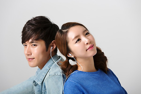 포토 JPG 스튜디오촬영 학생 커플 여자 남자 음악 대학생 이어폰 실내 사람 동양인 상반신 20대 성인 두명 옆모습 캐주얼 스쿨라이프 캠퍼스라이프 음악감상 감상 듣기 한국인 등맞대기 신학기 신입생 청년만 성인만 국내포토 라이프스타일 옷 뷰포인트 음향기기 학교 관계 모션 문화예술 인종 청년 내부 파일형식
