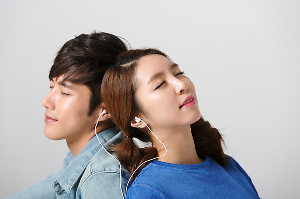 포토 JPG 스튜디오촬영 학생 커플 여자 남자 음악 대학생 이어폰 실내 사람 동양인 상반신 20대 성인 두명 옆모습 캐주얼 스쿨라이프 눈감음 캠퍼스라이프 음악감상 감상 듣기 한국인 등맞대기 신학기 신입생 청년만 성인만 국내포토 라이프스타일 옷 뷰포인트 음향기기 학교 관계 모션 문화예술 인종 청년 내부 파일형식