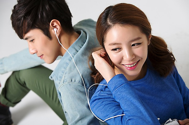 포토 JPG 스튜디오촬영 학생 커플 여자 남자 음악 대학생 이어폰 실내 웃음 사람 앉기 동양인 상반신 20대 성인 두명 옆모습 캐주얼 스쿨라이프 캠퍼스라이프 음악감상 감상 듣기 한국인 등맞대기 신학기 신입생 청년만 성인만 국내포토 라이프스타일 옷 뷰포인트 음향기기 학교 관계 모션 문화예술 표정 인종 청년 내부 파일형식