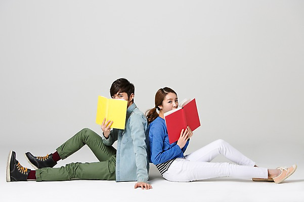 포토 JPG 스튜디오촬영 전신 학생 커플 여자 교육 남자 대학생 실내 사람 앉기 동양인 20대 성인 두명 옆모습 책 캐주얼 독서 스쿨라이프 캠퍼스라이프 한국인 등맞대기 가림 신학기 신입생 청년만 성인만 국내포토 라이프스타일 옷 뷰포인트 학교 관계 모션 인종 청년 내부 파일형식