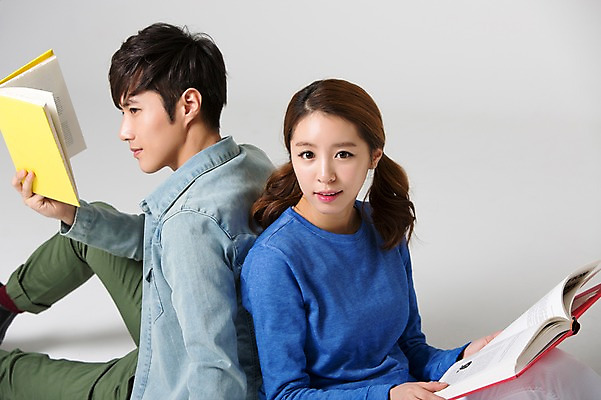 포토 JPG 스튜디오촬영 학생 커플 여자 교육 남자 대학생 실내 사람 앉기 동양인 20대 성인 두명 옆모습 책 캐주얼 독서 스쿨라이프 캠퍼스라이프 한국인 등맞대기 신학기 신입생 청년만 성인만 국내포토 라이프스타일 옷 뷰포인트 학교 관계 모션 인종 청년 내부 파일형식