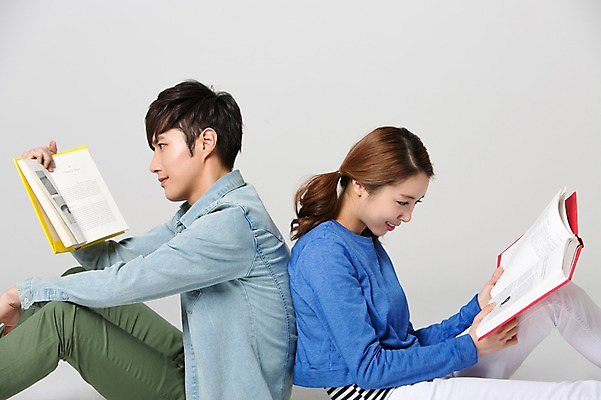 포토 JPG 스튜디오촬영 학생 커플 응시 여자 교육 남자 대학생 실내 웃음 사람 앉기 동양인 20대 성인 두명 옆모습 책 캐주얼 독서 스쿨라이프 캠퍼스라이프 한국인 등맞대기 신학기 신입생 청년만 성인만 국내포토 라이프스타일 시선 옷 뷰포인트 학교 관계 모션 표정 인종 청년 내부 파일형식