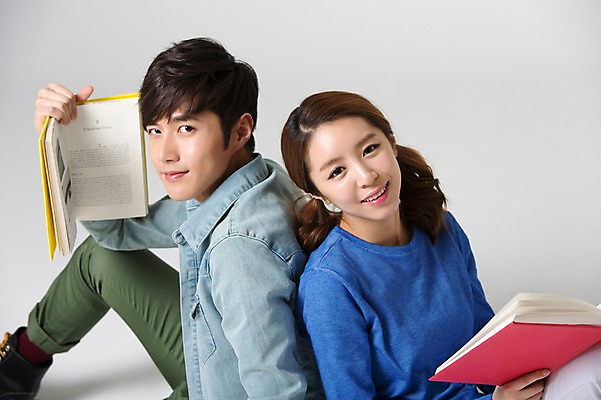 포토 JPG 스튜디오촬영 학생 커플 여자 교육 남자 대학생 실내 웃음 사람 앉기 동양인 20대 성인 두명 옆모습 책 캐주얼 독서 스쿨라이프 캠퍼스라이프 한국인 등맞대기 신학기 신입생 청년만 성인만 국내포토 라이프스타일 옷 뷰포인트 학교 관계 모션 표정 인종 청년 내부 파일형식