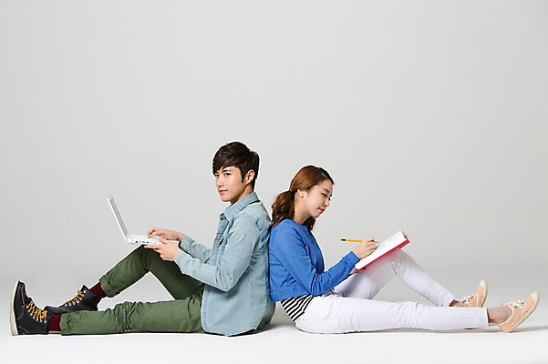 포토 JPG 스튜디오촬영 전신 학생 커플 여자 교육 남자 대학생 실내 사람 앉기 동양인 20대 성인 두명 옆모습 책 캐주얼 노트북 연필 스쿨라이프 캠퍼스라이프 한국인 등맞대기 웹서핑 타이핑 기록 신학기 신입생 청년만 성인만 국내포토 라이프스타일 옷 뷰포인트 학교 관계 모션 학용품 인종 청년 내부 전자제품 필기구 파일형식
