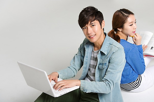 포토 JPG 스튜디오촬영 학생 커플 여자 교육 남자 대학생 실내 웃음 사람 앉기 동양인 상반신 20대 성인 두명 책 캐주얼 노트북 스쿨라이프 캠퍼스라이프 한국인 등맞대기 웹서핑 타이핑 신학기 신입생 청년만 성인만 국내포토 라이프스타일 옷 학교 관계 모션 표정 인종 청년 내부 전자제품 파일형식