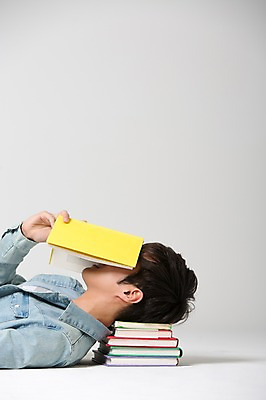 포토 JPG 스튜디오촬영 학생 남자 대학생 휴식 실내 한명 들기 사람 동양인 상반신 20대 성인 옆모습 책 캐주얼 눕기 독서 스쿨라이프 쌓기 캠퍼스라이프 한국인 가림 잠 신학기 신입생 낮잠 남자만 남자한명만 성인남자만 청년만 청년남자만 청년남자한명만 성인한명만 성인남자한명만 성인만 국내포토 1 라이프스타일 옷 뷰포인트 컨셉 학교 모션 인종 청년 내부 파일형식