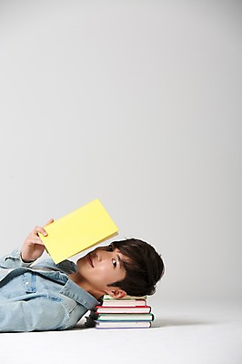 포토 JPG 스튜디오촬영 학생 남자 대학생 휴식 실내 한명 웃음 들기 사람 동양인 상반신 20대 성인 옆모습 책 캐주얼 눕기 독서 스쿨라이프 쌓기 캠퍼스라이프 한국인 신학기 신입생 남자만 남자한명만 성인남자만 청년만 청년남자만 청년남자한명만 성인한명만 성인남자한명만 성인만 국내포토 1 라이프스타일 옷 뷰포인트 컨셉 학교 모션 표정 인종 청년 내부 파일형식