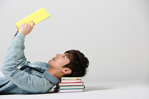 포토 JPG 스튜디오촬영 학생 응시 남자 대학생 휴식 실내 한명 들기 사람 동양인 상반신 20대 성인 옆모습 책 캐주얼 눕기 독서 스쿨라이프 쌓기 캠퍼스라이프 한국인 신학기 신입생 남자만 남자한명만 성인남자만 청년만 청년남자만 청년남자한명만 성인한명만 성인남자한명만 성인만 국내포토 1 라이프스타일 시선 옷 뷰포인트 컨셉 학교 모션 인종 청년 내부 파일형식