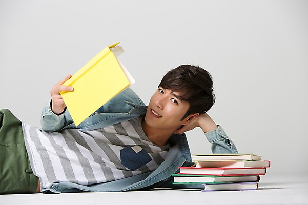 포토 JPG 스튜디오촬영 학생 남자 대학생 휴식 실내 한명 웃음 들기 사람 동양인 상반신 20대 성인 앞모습 책 캐주얼 눕기 독서 스쿨라이프 쌓기 캠퍼스라이프 한국인 신학기 신입생 남자만 남자한명만 성인남자만 청년만 청년남자만 청년남자한명만 성인한명만 성인남자한명만 성인만 국내포토 1 라이프스타일 옷 뷰포인트 컨셉 학교 모션 표정 인종 청년 내부 파일형식