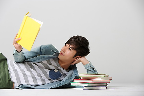 포토 JPG 스튜디오촬영 학생 응시 남자 대학생 휴식 실내 한명 웃음 들기 사람 동양인 상반신 20대 성인 앞모습 책 캐주얼 눕기 독서 스쿨라이프 쌓기 캠퍼스라이프 한국인 신학기 신입생 남자만 남자한명만 성인남자만 청년만 청년남자만 청년남자한명만 성인한명만 성인남자한명만 성인만 국내포토 1 라이프스타일 시선 옷 뷰포인트 컨셉 학교 모션 표정 인종 청년 내부 파일형식