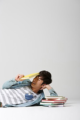 포토 JPG 스튜디오촬영 학생 남자 대학생 휴식 실내 한명 웃음 들기 사람 동양인 상반신 20대 성인 앞모습 책 캐주얼 눕기 독서 스쿨라이프 쌓기 눈감음 캠퍼스라이프 한국인 신학기 신입생 남자만 남자한명만 성인남자만 청년만 청년남자만 청년남자한명만 성인한명만 성인남자한명만 성인만 국내포토 1 라이프스타일 옷 뷰포인트 컨셉 학교 모션 표정 인종 청년 내부 파일형식
