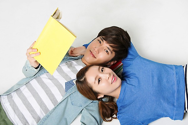 포토 JPG 스튜디오촬영 학생 커플 여자 남자 대학생 휴식 실내 웃음 들기 사람 동양인 상반신 20대 성인 두명 앞모습 책 캐주얼 하이앵글 눕기 독서 스쿨라이프 캠퍼스라이프 한국인 신학기 신입생 캠퍼스커플 청년만 성인만 국내포토 라이프스타일 옷 뷰포인트 컨셉 학교 관계 모션 표정 인종 청년 내부 파일형식