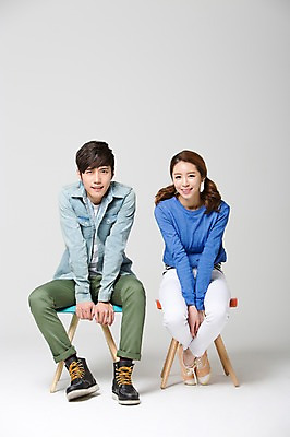 포토 JPG 스튜디오촬영 전신 학생 커플 여자 남자 대학생 의자 실내 웃음 사람 앉기 동양인 20대 성인 두명 앞모습 캐주얼 스쿨라이프 캠퍼스라이프 한국인 신학기 신입생 캠퍼스커플 청년만 성인만 국내포토 라이프스타일 옷 뷰포인트 가구 학교 관계 모션 표정 인종 청년 내부 파일형식