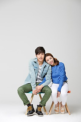 포토 JPG 스튜디오촬영 전신 학생 커플 여자 남자 대학생 의자 실내 웃음 사람 앉기 동양인 20대 성인 두명 앞모습 캐주얼 스쿨라이프 캠퍼스라이프 기댐 다정 한국인 신학기 신입생 캠퍼스커플 청년만 성인만 국내포토 라이프스타일 옷 뷰포인트 가구 컨셉 학교 관계 모션 표정 인종 청년 내부 파일형식