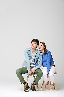 포토 JPG 스튜디오촬영 전신 학생 커플 응시 여자 남자 대학생 의자 실내 사람 앉기 동양인 20대 성인 두명 앞모습 캐주얼 스쿨라이프 캠퍼스라이프 한국인 올려보기 신학기 신입생 캠퍼스커플 청년만 성인만 국내포토 라이프스타일 시선 옷 뷰포인트 가구 학교 관계 모션 인종 청년 내부 파일형식