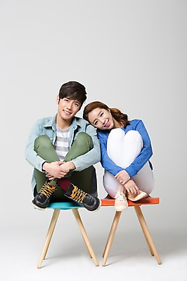 포토 JPG 스튜디오촬영 전신 학생 커플 여자 남자 대학생 의자 실내 웃음 사람 앉기 동양인 20대 성인 두명 앞모습 캐주얼 스쿨라이프 캠퍼스라이프 기댐 다정 한국인 신학기 신입생 캠퍼스커플 청년만 성인만 국내포토 라이프스타일 옷 뷰포인트 가구 컨셉 학교 관계 모션 표정 인종 청년 내부 파일형식