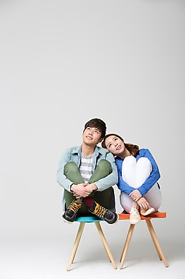 포토 JPG 스튜디오촬영 전신 학생 커플 응시 여자 남자 대학생 의자 실내 웃음 사람 앉기 동양인 20대 성인 두명 앞모습 캐주얼 스쿨라이프 캠퍼스라이프 기댐 다정 한국인 올려보기 신학기 신입생 캠퍼스커플 청년만 성인만 국내포토 라이프스타일 시선 옷 뷰포인트 가구 컨셉 학교 관계 모션 표정 인종 청년 내부 파일형식