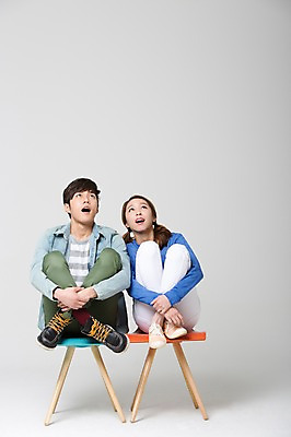 포토 JPG 스튜디오촬영 전신 학생 커플 응시 여자 남자 대학생 의자 실내 사람 앉기 동양인 20대 성인 두명 앞모습 캐주얼 스쿨라이프 캠퍼스라이프 한국인 올려보기 신학기 신입생 캠퍼스커플 청년만 성인만 국내포토 라이프스타일 시선 옷 뷰포인트 가구 학교 관계 모션 인종 청년 내부 파일형식