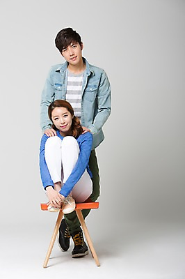 포토 JPG 스튜디오촬영 전신 학생 커플 여자 남자 대학생 의자 실내 서기 웃음 사람 앉기 동양인 20대 성인 두명 앞모습 캐주얼 스쿨라이프 캠퍼스라이프 한국인 신학기 신입생 캠퍼스커플 청년만 성인만 국내포토 라이프스타일 옷 뷰포인트 가구 학교 관계 모션 표정 인종 청년 내부 파일형식