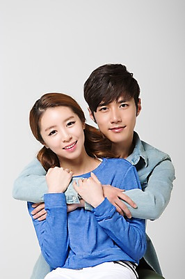 포토 JPG 스튜디오촬영 학생 커플 여자 남자 대학생 안기 포옹 실내 웃음 사람 앉기 동양인 상반신 20대 성인 두명 앞모습 캐주얼 스쿨라이프 캠퍼스라이프 한국인 신학기 신입생 캠퍼스커플 청년만 성인만 국내포토 라이프스타일 옷 뷰포인트 학교 관계 모션 표정 인종 청년 내부 파일형식