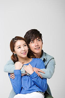 포토 JPG 스튜디오촬영 학생 커플 응시 여자 남자 대학생 안기 포옹 실내 웃음 사람 앉기 동양인 상반신 20대 성인 두명 앞모습 캐주얼 스쿨라이프 캠퍼스라이프 한국인 신학기 신입생 캠퍼스커플 청년만 성인만 국내포토 라이프스타일 시선 옷 뷰포인트 학교 관계 모션 표정 인종 청년 내부 파일형식