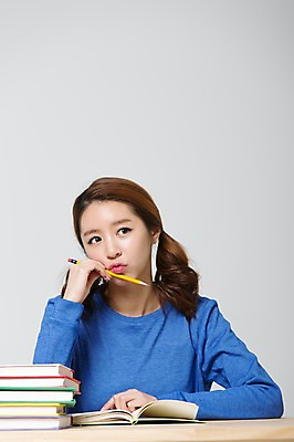 포토 JPG 스튜디오촬영 학생 응시 여자 교육 대학생 생각 실내 한명 사람 앉기 동양인 상반신 20대 성인 앞모습 책 캐주얼 연필 스쿨라이프 캠퍼스라이프 한국인 책상 고민 신학기 신입생 여자만 여자한명만 성인여자만 청년만 청년여자만 성인한명만 청년여자한명만 성인여자한명만 성인만 국내포토 1 라이프스타일 시선 옷 감정 뷰포인트 가구 학교 모션 학용품 인종 청년 내부 필기구 파일형식