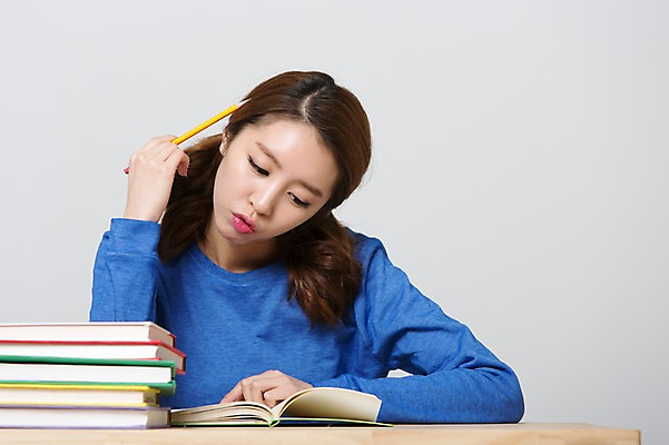 포토 JPG 스튜디오촬영 학생 응시 여자 교육 대학생 생각 실내 한명 사람 앉기 동양인 상반신 20대 성인 앞모습 책 캐주얼 연필 스쿨라이프 캠퍼스라이프 한국인 책상 고민 신학기 신입생 여자만 여자한명만 성인여자만 청년만 청년여자만 성인한명만 청년여자한명만 성인여자한명만 성인만 국내포토 1 라이프스타일 시선 옷 감정 뷰포인트 가구 학교 모션 학용품 인종 청년 내부 필기구 파일형식