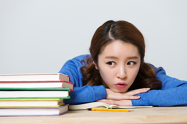 포토 JPG 스튜디오촬영 학생 응시 여자 교육 엎드리기 대학생 생각 실내 한명 사람 앉기 동양인 상반신 20대 성인 앞모습 책 캐주얼 연필 스쿨라이프 캠퍼스라이프 한국인 책상 신학기 신입생 여자만 여자한명만 성인여자만 청년만 청년여자만 성인한명만 청년여자한명만 성인여자한명만 성인만 국내포토 1 라이프스타일 시선 옷 뷰포인트 가구 학교 모션 학용품 인종 청년 내부 필기구 파일형식