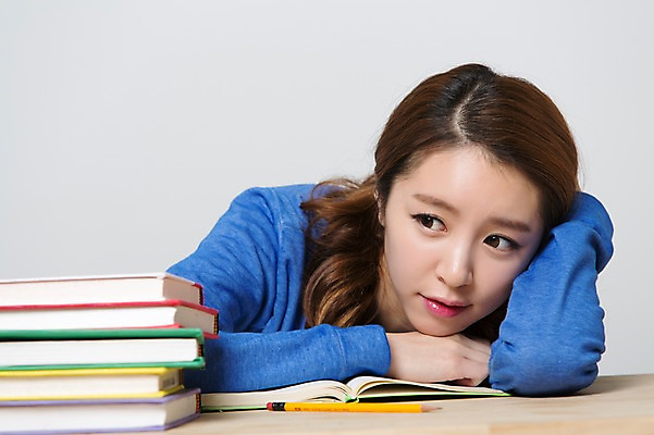 포토 JPG 스튜디오촬영 학생 응시 여자 교육 엎드리기 대학생 생각 실내 한명 사람 앉기 동양인 상반신 20대 성인 앞모습 책 캐주얼 연필 스쿨라이프 캠퍼스라이프 한국인 책상 신학기 신입생 여자만 여자한명만 성인여자만 청년만 청년여자만 성인한명만 청년여자한명만 성인여자한명만 성인만 국내포토 1 라이프스타일 시선 옷 뷰포인트 가구 학교 모션 학용품 인종 청년 내부 필기구 파일형식