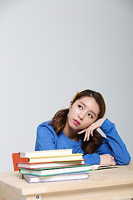포토 JPG 스튜디오촬영 학생 응시 여자 교육 대학생 생각 실내 한명 사람 앉기 동양인 상반신 20대 성인 앞모습 책 캐주얼 스쿨라이프 캠퍼스라이프 턱괴기 한국인 책상 고민 신학기 신입생 여자만 여자한명만 성인여자만 청년만 청년여자만 성인한명만 청년여자한명만 성인여자한명만 성인만 국내포토 1 라이프스타일 시선 옷 감정 뷰포인트 가구 학교 모션 인종 청년 내부 파일형식