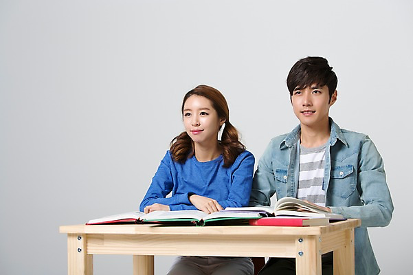 포토 JPG 스튜디오촬영 학생 커플 응시 여자 교육 남자 대학생 수업 실내 웃음 사람 앉기 동양인 상반신 20대 성인 두명 앞모습 책 캐주얼 스쿨라이프 캠퍼스라이프 한국인 강의 책상 신학기 신입생 청년만 성인만 국내포토 라이프스타일 시선 옷 뷰포인트 가구 학교 관계 모션 표정 인종 청년 내부 파일형식