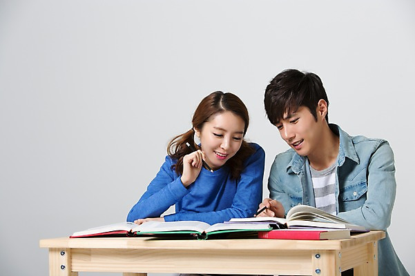 포토 JPG 스튜디오촬영 학생 커플 응시 여자 교육 남자 대학생 실내 웃음 사람 앉기 동양인 상반신 20대 성인 두명 앞모습 책 캐주얼 연필 스쿨라이프 캠퍼스라이프 한국인 책상 신학기 신입생 청년만 성인만 국내포토 라이프스타일 시선 옷 뷰포인트 가구 학교 관계 모션 학용품 표정 인종 청년 내부 필기구 파일형식