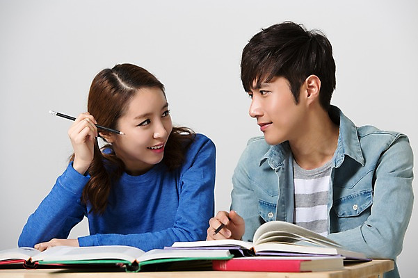 포토 JPG 스튜디오촬영 학생 커플 여자 교육 남자 대학생 실내 웃음 사람 앉기 동양인 상반신 20대 성인 두명 앞모습 책 캐주얼 연필 스쿨라이프 마주보기 캠퍼스라이프 한국인 책상 신학기 신입생 청년만 성인만 국내포토 라이프스타일 옷 뷰포인트 가구 학교 관계 모션 학용품 표정 인종 청년 내부 필기구 파일형식