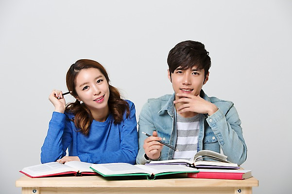 포토 JPG 스튜디오촬영 학생 커플 여자 교육 남자 대학생 실내 웃음 사람 앉기 동양인 상반신 20대 성인 두명 앞모습 책 캐주얼 연필 스쿨라이프 캠퍼스라이프 한국인 책상 신학기 신입생 청년만 성인만 국내포토 라이프스타일 옷 뷰포인트 가구 학교 관계 모션 학용품 표정 인종 청년 내부 필기구 파일형식